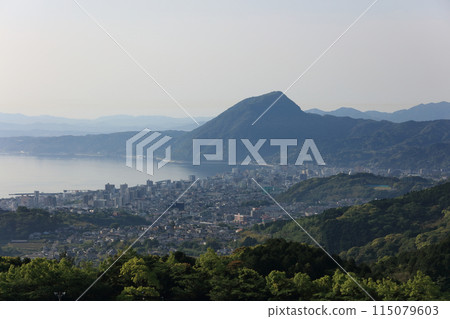 從別府灣服務區欣賞別府市、別府灣和高崎山的清晨景色 從別府灣服務區欣賞別府市、別府灣和高崎山的清晨景色 115079603