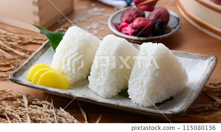 Freshly cooked rice balls (salted rice balls) and rice and pickled plums served in a wooden box 115080136