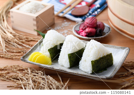 Freshly cooked rice wrapped in seaweed and rice and pickled plums served in a wooden box 115080141