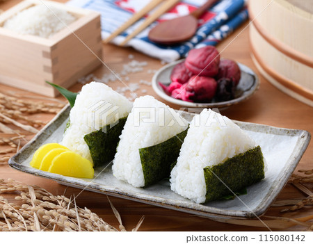 Freshly cooked rice wrapped in seaweed and rice and pickled plums served in a wooden box 115080142