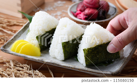 剛煮好的飯糰,裡麵包裹著海苔、米和酸梅,呈方形 剛煮好的飯糰,裡麵包裹著海苔、米和酸梅,呈方形 115080150