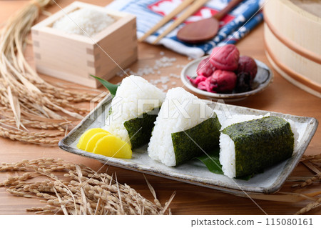 Freshly cooked rice wrapped in seaweed and rice and pickled plums served in a wooden box 115080161