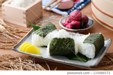 Freshly cooked rice wrapped in seaweed and rice and pickled plums served in a wooden box 115080172