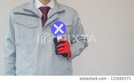 A man in work clothes holding a cross sign | Images of NGs and incorrect answers in the construction and manufacturing industries A man in work clothes holding a cross sign | Images of NGs and incorrect answers in the construction and manufacturing industries 115080573