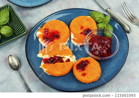 Baked Camembert cheese with berry sauce 115081093