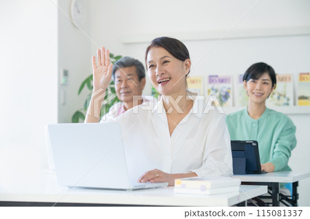 Active seniors learning using computers 115081337