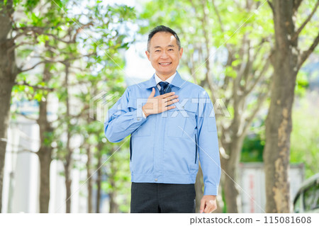 Middle-aged men, work clothes, leave it to us 115081608