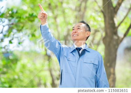 Male in work clothes pointing Male in work clothes pointing 115081631