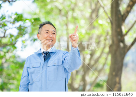 Male in work clothes pointing 115081640