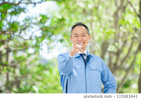 穿著工作服的男性指著 穿著工作服的男性指著 115081641