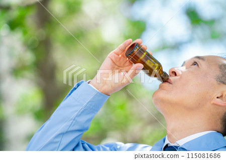 穿工作服能量飲料的男人 115081686