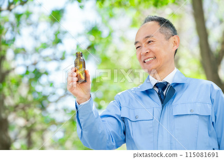 穿工作服能量飲料的男人 穿工作服能量飲料的男人 115081691