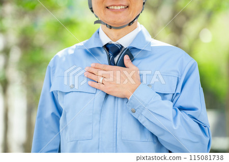 穿著工作服、戴著頭盔的男人,交給我們吧,不露面 穿著工作服、戴著頭盔的男人,交給我們吧,不露面 115081738