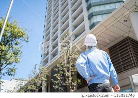 穿著工作服的男人，頭盔，建築工地，後視圖 115081746