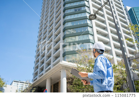 Man in work clothes, office building, tablet, back view 115081775