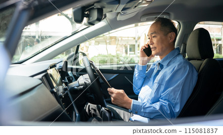 穿工作服、汽車、智慧型手機的男人 穿工作服、汽車、智慧型手機的男人 115081837