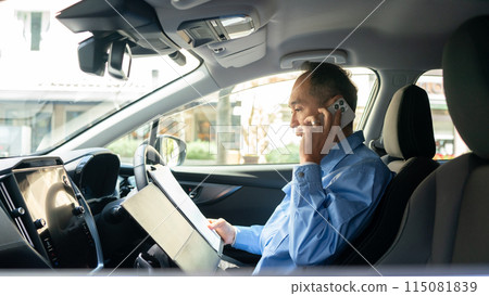 Man in work clothes, car, smartphone 115081839