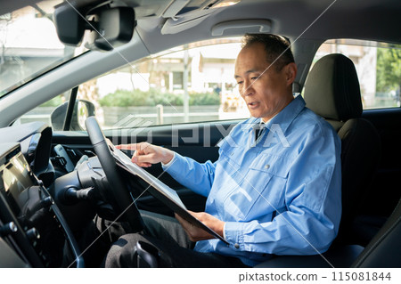 Man in work clothes, car, clipboard 115081844