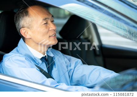 穿著工作服駕駛汽車的男人 115081872