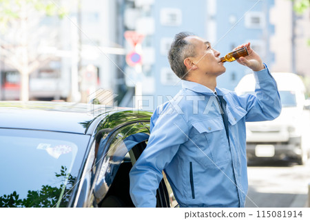 穿工作服的男人，在車外，能量飲料 115081914