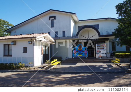 View of the Washuzan Visitor Center building 115082354