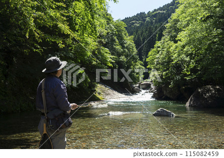 男子在山間溪流釣魚 115082459