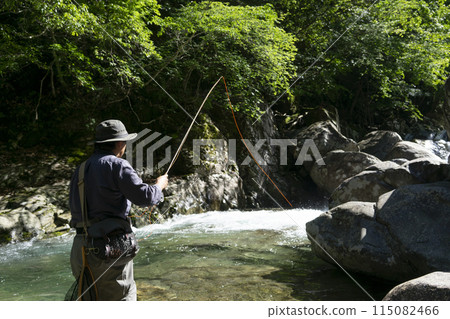男子在山間溪流釣魚 115082466