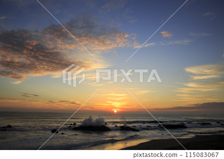Sunrise over the rocky shore of Oarai Coast [Oarai Town, Ibaraki Prefecture] 115083067