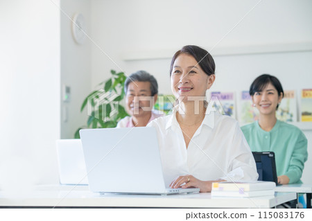 活躍的老年人使用電腦學習 115083176