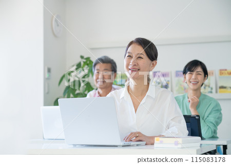 Active seniors learning using computers Active seniors learning using computers 115083178