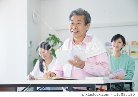 Active seniors learning with smiles 115083180
