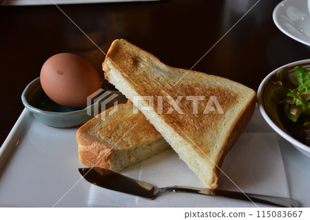 春天在日本京都嵐山的一家咖啡店吃的早餐，麵包和煮雞蛋的特寫照片。 115083667