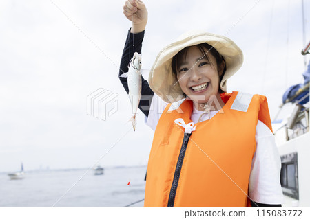 享受釣魚的可愛女人 115083772