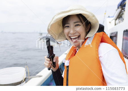 享受釣魚的可愛女人 115083773