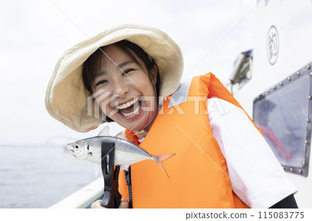 享受釣魚的可愛女人 115083775