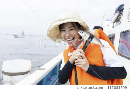 享受釣魚的可愛女人 115083799