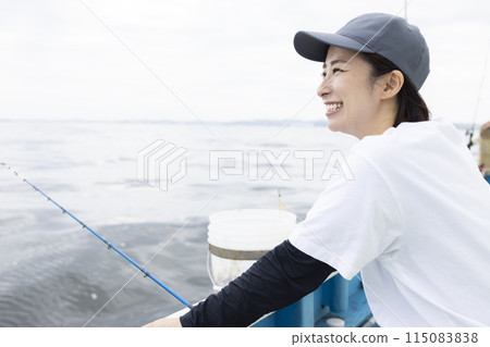 享受釣魚的可愛女人 115083838
