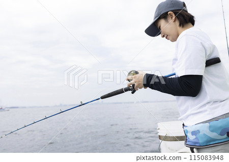 享受釣魚的可愛女人 115083948