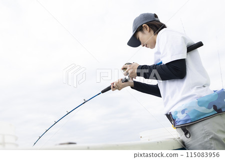 享受釣魚的可愛女人 115083956