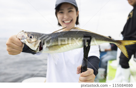 享受釣魚的可愛女人 享受釣魚的可愛女人 115084080