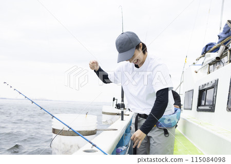 享受釣魚的可愛女人 115084098