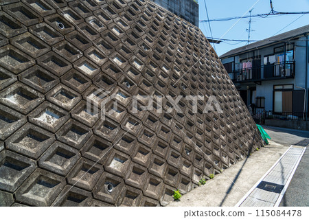 Old masonry retaining wall 115084478