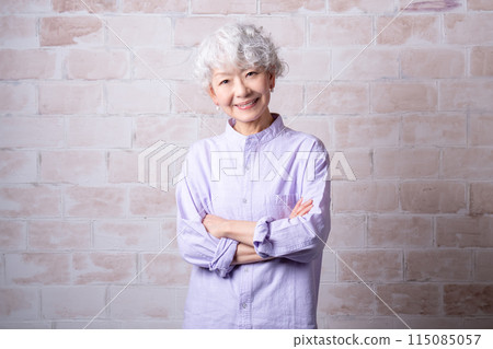 一位 60 多歲的女性正在豐富自己退休後的第二職業生涯,擔任高級導師。 一位 60 多歲的女性正在豐富自己退休後的第二職業生涯,擔任高級導師。 115085057