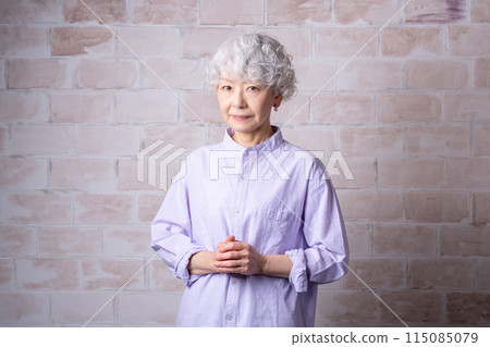 一位 60 多歲的女性正在豐富自己退休後的第二職業生涯，擔任高級導師。 115085079