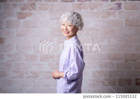 A woman in her 60s enriches her second career after retirement as a senior mentor 115085132