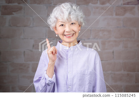 一位 60 多歲的女性正在豐富自己退休後的第二職業生涯，擔任高級導師。 115085245