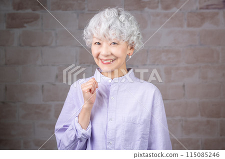 一位 60 多歲的女性正在豐富自己退休後的第二職業生涯，擔任高級導師。 115085246