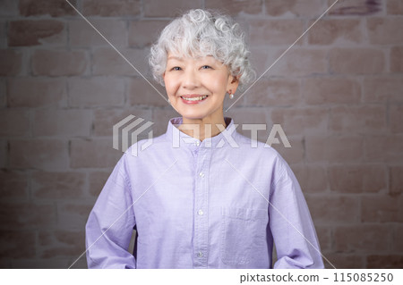 一位 60 多歲的女性正在豐富自己退休後的第二職業生涯，擔任高級導師。 115085250