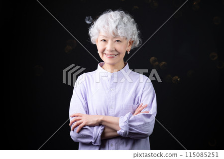 一位 60 多歲的女性正在豐富自己退休後的第二職業生涯，擔任高級導師。 115085251