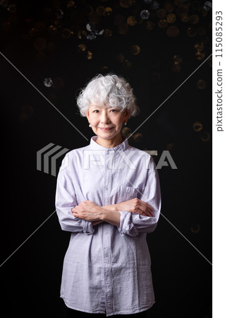 一位 60 多歲的女性正在豐富自己退休後的第二職業生涯，擔任高級導師。 115085293